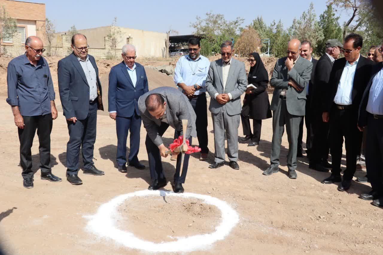 کلنگ احداث پلی‌کلینیک تخصصی سعدی دلیجان به زمین زده شد